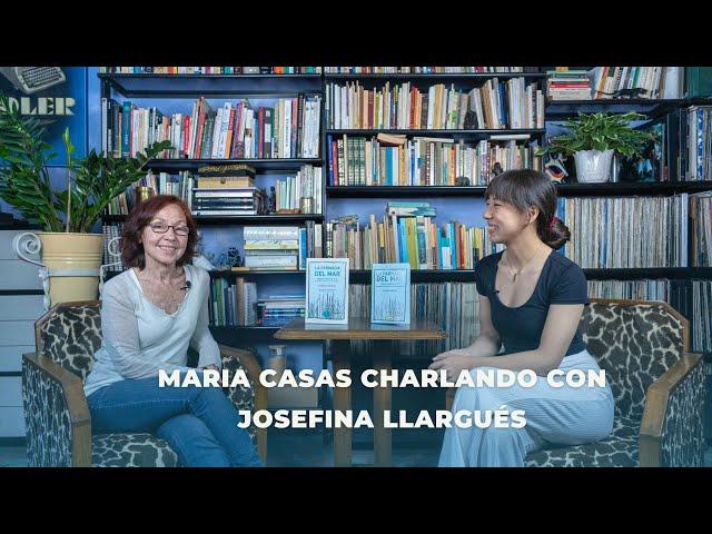 Maria Casas charlando con Josefina Llargués sobre   'La farmacia del mar': algas y agua de mar.