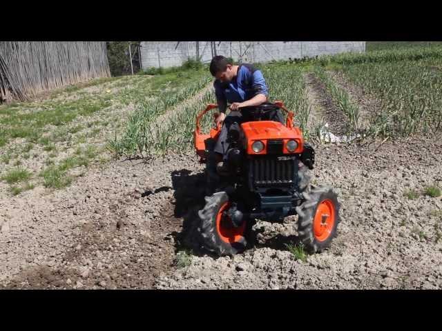 Mini tractor Kubota B7000. Giro de 180º!