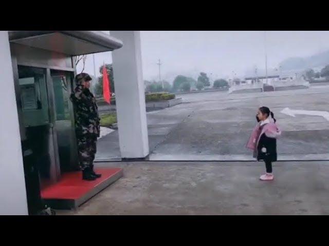 中国军人遇到小朋友敬礼(二)/Chinese children meet soldier