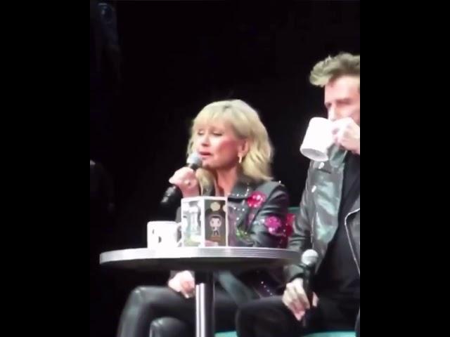 Olivia Newton-John e John Travolta revivem Grease 40 anos depois