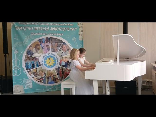 В.А. Моцарт, симфонія №40 соль мінор,  головна тема. Виконують  Марія Артьомова  та Єва Давиденко.