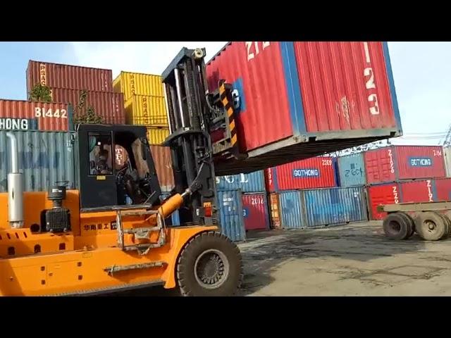 25 ton forklift work in container depot