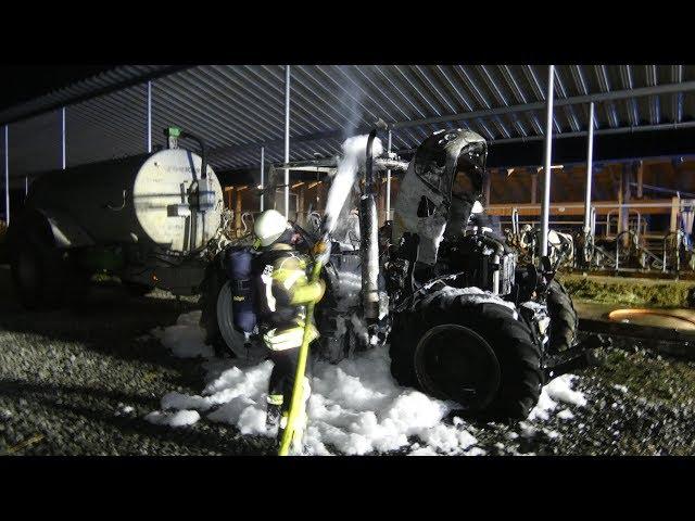 Traktor brennt auf Bauernhof - Feuerwehr verhindert Großbrand
