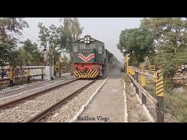 Karachi to Havelian Train| 11 Up Hazara Express Passing Near Bhalwal Railway Station- Raillion Vlogs