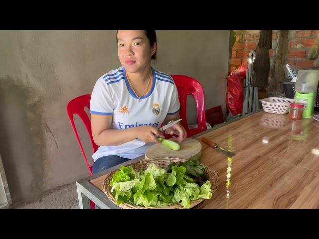 Grilled fish with tamarind tuk trey dipping sauce