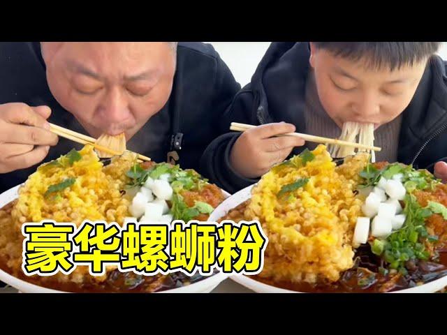 Fat dragon & kid hit snack st.  got 2 big bowls luxe snail powder w/ pig feet & fried eggs.