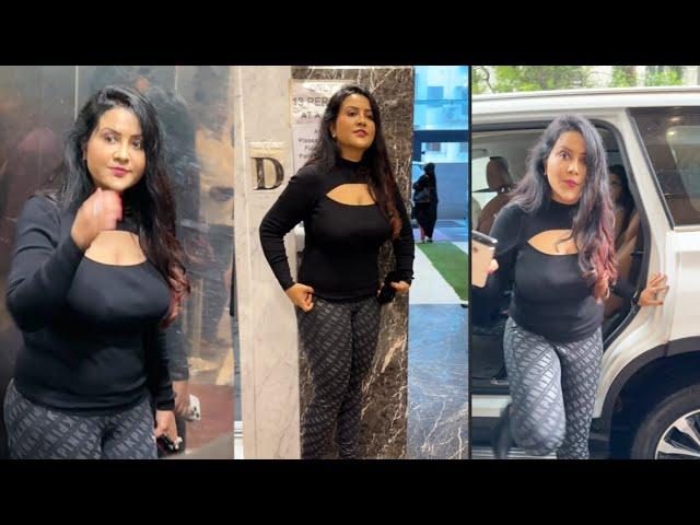 Deputy CM Beautiful Wife Amruta Fadnavis Looking Beautiful In Simple Outfit Snapped At Andheri