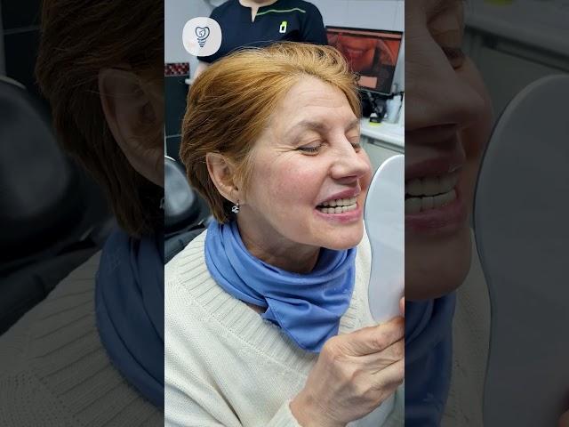 Знакомство пациента с новыми зубами после ортодонтии. Имплантация зубов. Первая стоматология.