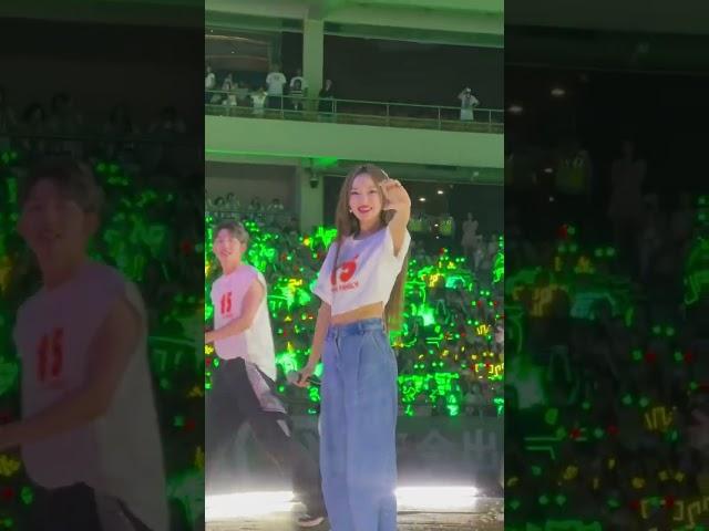 24.08.2024 | Cheng Xiao was genuinely happy to see her friends came to support her at Yuehua Concert