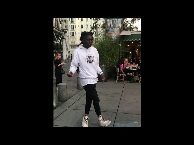 In Paris, the street dancer Salif Lasource moonwalk on "Rock with you" (Michael Jackson).