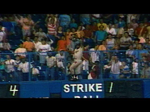 Ivan Calderon climbs fence to rob Alan Trammell