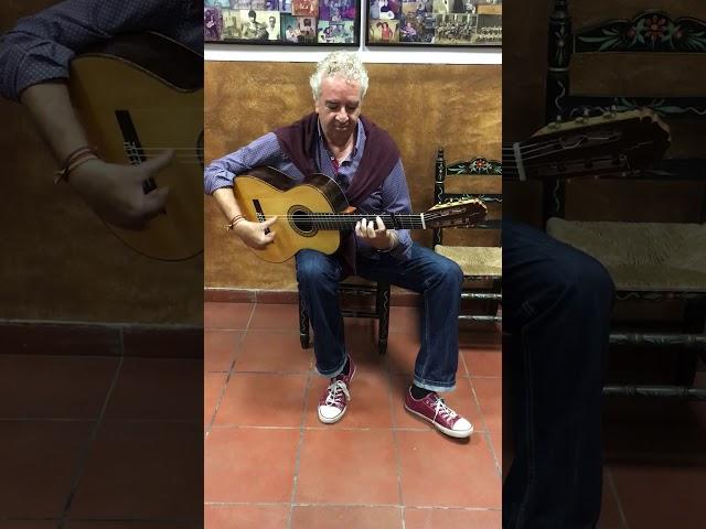 Paco Cortes con su nueva guitarra de Alberto Pantoja de palo santo de río auténtico
