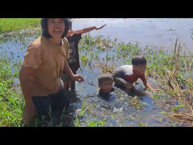 Super keren!!menggiring ikan masuk gorong"kecil//surganya ikan WADER disini