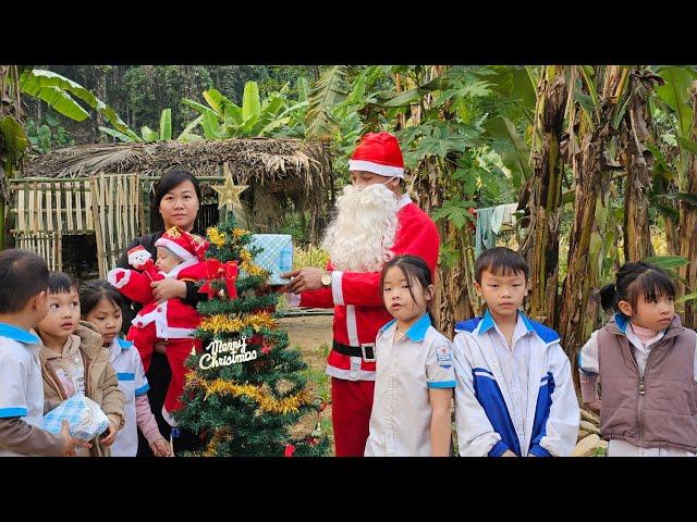 Single mother surprised by Santa Claus's Christmas gift