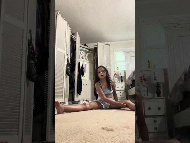 How to do a splits ￼￼(thank you for the subscribers,) ￼￼￼