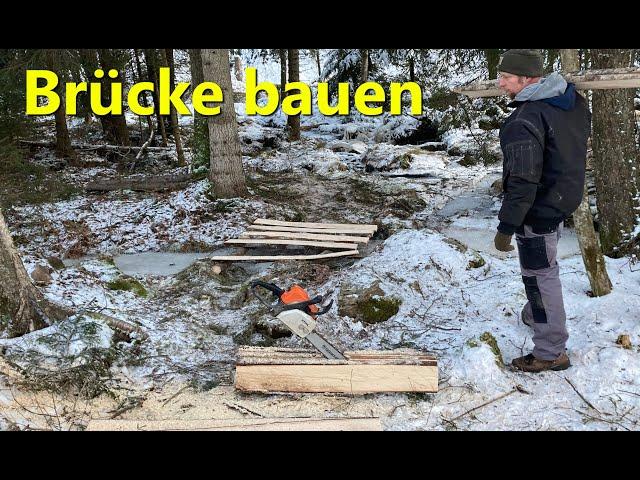 Brücke bauen nur mit Stämmen, Säge und Nägeln