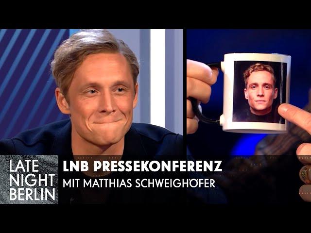 Peinliches Merchandise - Matthias Schweighöfer bei der LNB Pressekonferenz | Late Night Berlin