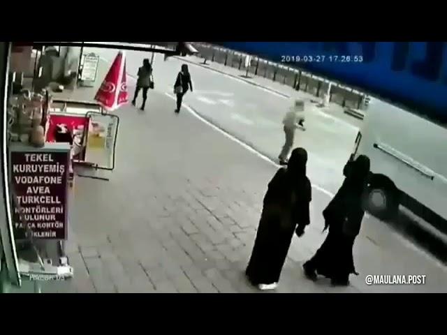 Detik detik wanita muslimah di jambak dan di buka cadar nya oleh orang tak di kenal