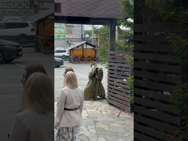 Перформанс перфомансом, а листики погладить надо#актер #театр #блог #влог #перфоманс #леснойдух