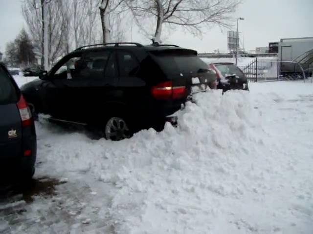 BMW X5 vast in de sneeuw