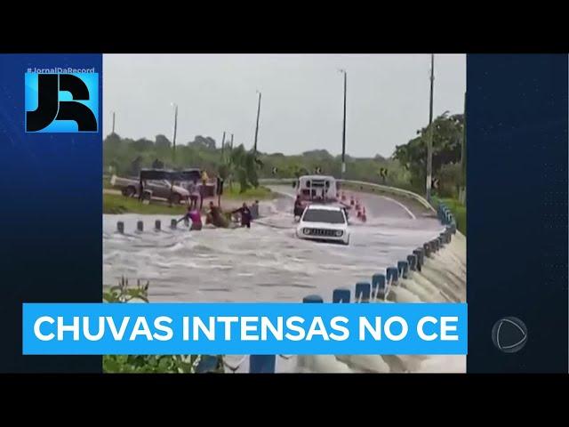 Municípios do Ceará registram chuvas intensas, e água invade casas em Fortaleza