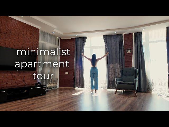 Silent vlog from a minimalist apartment of digital nomads