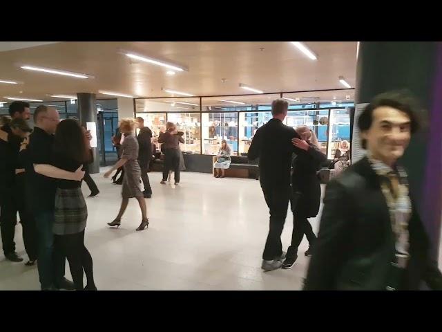 Jessica and Somer give a tango lesson for beginners in Kumu Art Museum. Mini milonga KUMUs.