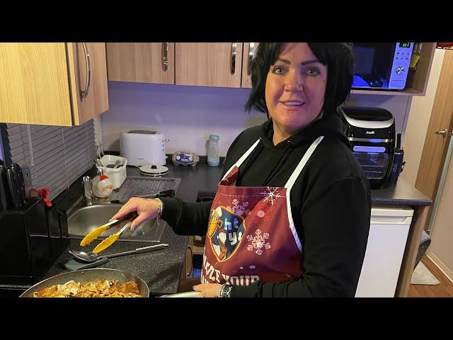 MUM COOKS A FESTIVE SPAGHETTI BOLOGNAISE