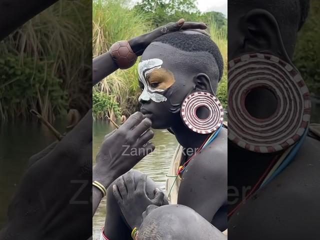 Two girls from the Surma tribe paint each other #shorts #surmatribe #ethiopia