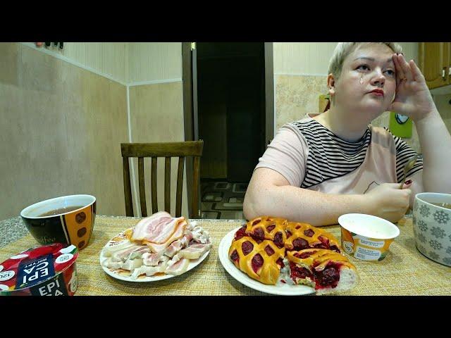 Мукбанг ВЫСКАЗАЛИ друг другу ВСЁ что НАКИПЕЛО! ВЫГНАЛА Вована из за стола! Обед пельмени