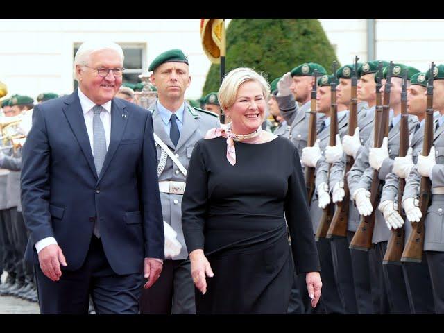 Military honours for Iceland's President at Bellevue Palace