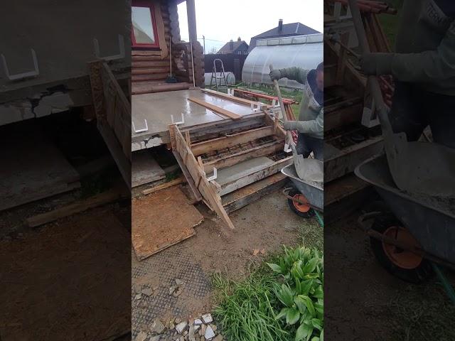 заливка ступени бетоном ручным способом! #стройка #дача #самостройщик #diy #лайфхак