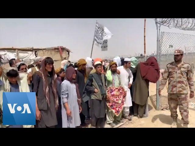 Hundreds of Afghans Cross Pakistan Border