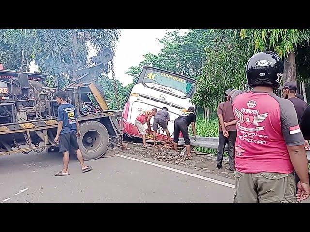  bus harapan jaya vs Inova di Semampir Kediri(evakuasi)