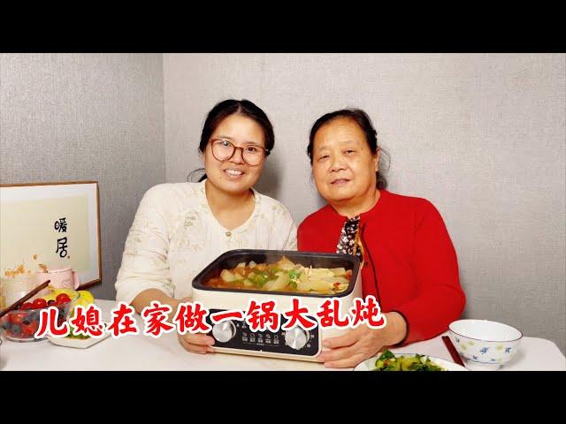 杭州突然降温了，儿媳妇在家做一锅大乱炖，婆婆大口吃肉太过瘾了