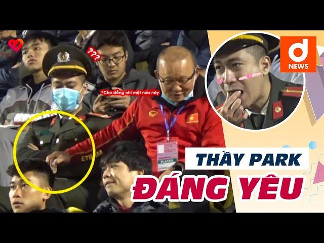 Khoảnh khắc đáng yêu của thầy Park - dấm dúi chia kẹo cho anh công an