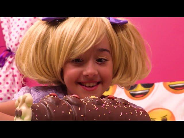 Esme's Cake Calamity ⭐ 1-Hour Compilation ⭐ Princesses In Real Life | Kiddyzuzaa - WildBrain
