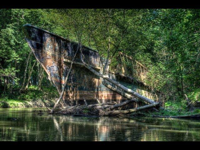 URBEX: Abandoned Ghost Ship in Petersburg Kentucky 2017 Tyler falls into a hole!!!