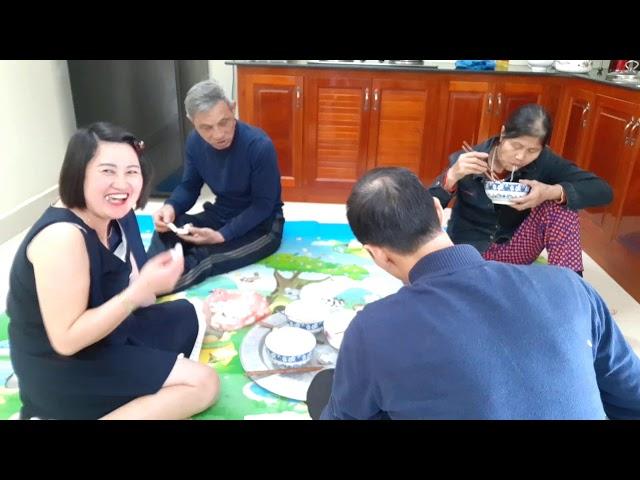 Chị Silent Sea ăn sáng cùng gia đình quê nội Thái Bình