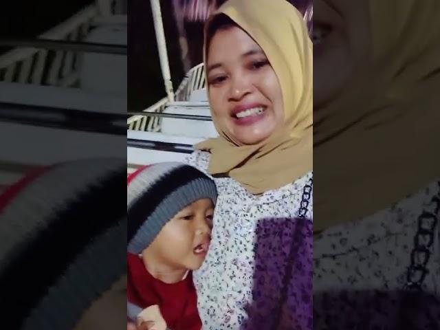 anak bayi mau naik wahana kora-kora lihat wajah ketakutannya lucu banget