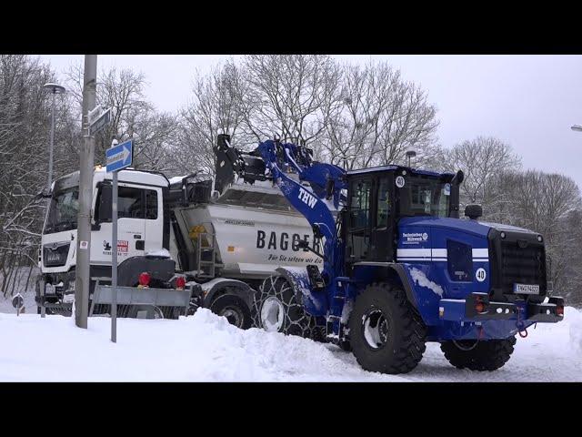 Historische Altstadt versinkt im Schnee:Einsatzkräfte kämpfen über 40 Stunden gegen Schneemassen an