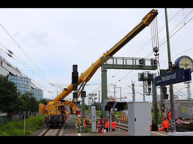 [Signalbrücke Einheben] Hering Bahnbau Kirow KRC 910 bei der Montage am Bahnhof Frankfurt Niederrad
