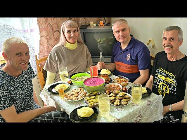 Мукбанг ВЕСЕЛО ОТМЕТИЛИ Пасху и Наташин ДР! Стол ЛОМИТСЯ от еды на праздничный ужин в СЕМЬЕ в России