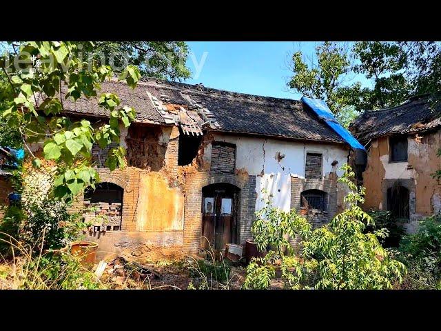 After graduating~ the three brothers renovate the old house left by their grandmother MAKEOVER