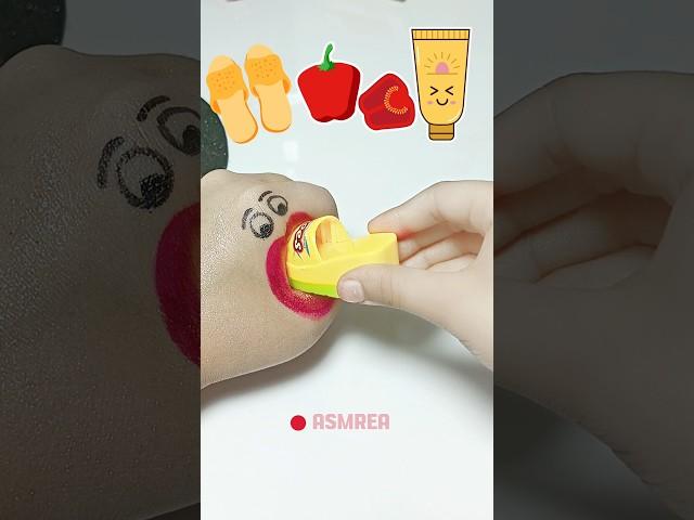 Handy Eating 🫑asmr #emojieatingchallenge #shortviral #asmrsounds #mukbang #satisfyingasmr #asmrea