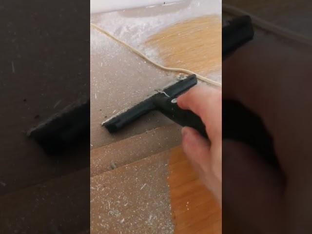 Чистка кухни от жира наверху шкафчиков(мебели) при помощи скребков.
