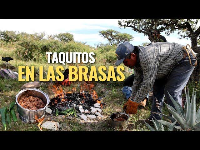 "AQUI EN EL CAMPO SE COME MUY AGUSTO, CALENTAMOS LA COMIDA EN LA LUMBRE"