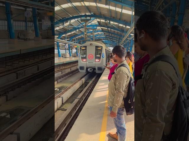 Noida  Sec 52 Metro Station | Delhi Metro Lifeline #noida  #delhimetro #bluelinemetro