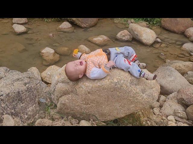 The mother left the baby at home alone and the baby was hungry and had toeat leftover rice#cute#baby