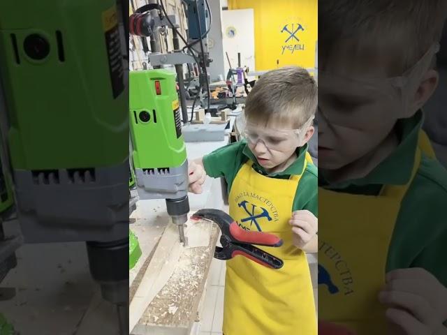Занятия детей в школе Мастерства "Умелец"  #дерево #обучение #дети  #woodworking  #радость #рек